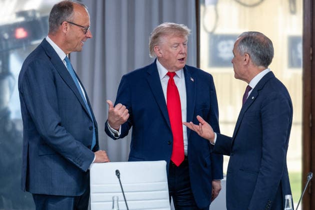 U.S. President Donald Trump (C) speaks with German Chancellor Friedrich Merz (L) and Canadian Prime Minister Mark Carney during a working lunch as part of the G7 summit in Evian, eastern France, on June 16, 2026. A G7 summit is set to take place June 15–17 in the French town of Évian-les-Bains near Switzerland, and it will be attended by national leaders as well as the EU’s foreign policy chief and ministers from Brazil, Canada, the United Arab Emirates, and Turkey. Ammar Abd Rabbo Pool Bestimage Évian-les-Bains, France,detected_source_language  Copyright: xAmmarxAbdxRabbo Pool BestimagexAmmarxAbdxRabbo Pool Bestimagex