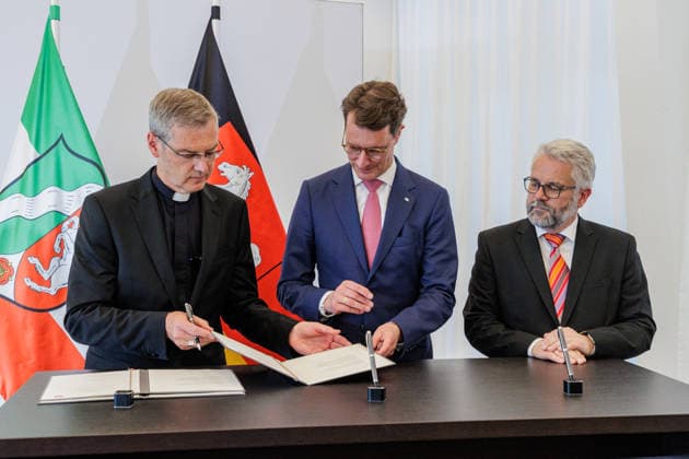 19.06.2026. Düsseldorf. Der neue Bischof von Münster, Dr. Heiner Wilmer SCJ (links), wird,im Beisein von Ministerpräsident Hendrik Wüst (Mitte), Carsten Milde (rechts) sowie Vertretern der Landesregierung von Niedersachsen in der Staatskanzlei in Düsseldorf auf die freiheitlich-demokratische Grundordnung vereidigt. Düsseldorf Staatskanzlei Nordrhein-Westfalen Deutschland *** June 19, 2026, Düsseldorf