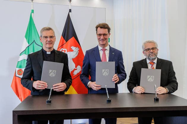 19.06.2026. Düsseldorf. Der neue Bischof von Münster, Dr. Heiner Wilmer SCJ (links), wird,im Beisein von Ministerpräsident Hendrik Wüst (Mitte), Carsten Milde (rechts) sowie Vertretern der Landesregierung von Niedersachsen in der Staatskanzlei in Düsseldorf auf die freiheitlich-demokratische Grundordnung vereidigt. Düsseldorf Staatskanzlei Nordrhein-Westfalen Deutschland *** June 19, 2026, Düsseldorf