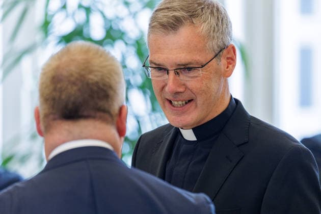 19.06.2026. Düsseldorf. Der neue Bischof von Münster, Dr. Heiner Wilmer SCJ, wird,im Beisein von Ministerpräsident Hendrik Wüst sowie Vertretern der Landesregierung von Niedersachsen in der Staatskanzlei in Düsseldorf auf die freiheitlich-demokratische Grundordnung vereidigt. Düsseldorf Staatskanzlei Nordrhein-Westfalen Deutschland *** June 19, 2026, Düsseldorf