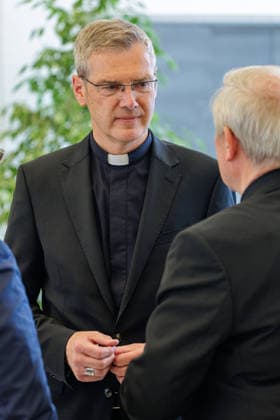 19.06.2026. Düsseldorf. Der neue Bischof von Münster, Dr. Heiner Wilmer SCJ, wird,im Beisein von Ministerpräsident Hendrik Wüst sowie Vertretern der Landesregierung von Niedersachsen in der Staatskanzlei in Düsseldorf auf die freiheitlich-demokratische Grundordnung vereidigt. Düsseldorf Staatskanzlei Nordrhein-Westfalen Deutschland *** June 19, 2026, Düsseldorf