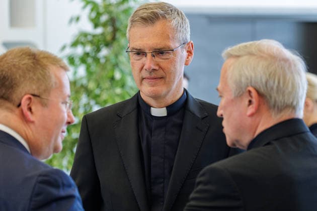 19.06.2026. Düsseldorf. Der neue Bischof von Münster, Dr. Heiner Wilmer SCJ, wird,im Beisein von Ministerpräsident Hendrik Wüst sowie Vertretern der Landesregierung von Niedersachsen in der Staatskanzlei in Düsseldorf auf die freiheitlich-demokratische Grundordnung vereidigt. Düsseldorf Staatskanzlei Nordrhein-Westfalen Deutschland *** June 19, 2026, Düsseldorf