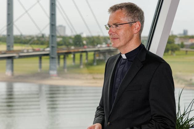 19.06.2026. Düsseldorf. Der neue Bischof von Münster, Dr. Heiner Wilmer SCJ, wird,im Beisein von Ministerpräsident Hendrik Wüst sowie Vertretern der Landesregierung von Niedersachsen in der Staatskanzlei in Düsseldorf auf die freiheitlich-demokratische Grundordnung vereidigt. Düsseldorf Staatskanzlei Nordrhein-Westfalen Deutschland *** June 19, 2026, Düsseldorf
