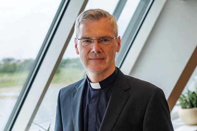 19.06.2026. Düsseldorf. Der neue Bischof von Münster, Dr. Heiner Wilmer SCJ, wird,im Beisein von Ministerpräsident Hendrik Wüst sowie Vertretern der Landesregierung von Niedersachsen in der Staatskanzlei in Düsseldorf auf die freiheitlich-demokratische Grundordnung vereidigt. Düsseldorf Staatskanzlei Nordrhein-Westfalen Deutschland *** June 19, 2026, Düsseldorf