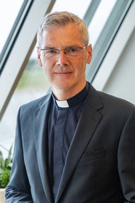 19.06.2026. Düsseldorf. Der neue Bischof von Münster, Dr. Heiner Wilmer SCJ, wird,im Beisein von Ministerpräsident Hendrik Wüst sowie Vertretern der Landesregierung von Niedersachsen in der Staatskanzlei in Düsseldorf auf die freiheitlich-demokratische Grundordnung vereidigt. Düsseldorf Staatskanzlei Nordrhein-Westfalen Deutschland *** June 19, 2026, Düsseldorf