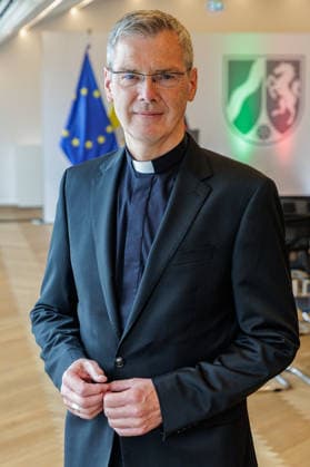 19.06.2026. Düsseldorf. Der neue Bischof von Münster, Dr. Heiner Wilmer SCJ, wird,im Beisein von Ministerpräsident Hendrik Wüst sowie Vertretern der Landesregierung von Niedersachsen in der Staatskanzlei in Düsseldorf auf die freiheitlich-demokratische Grundordnung vereidigt. Düsseldorf Staatskanzlei Nordrhein-Westfalen Deutschland *** June 19, 2026, Düsseldorf