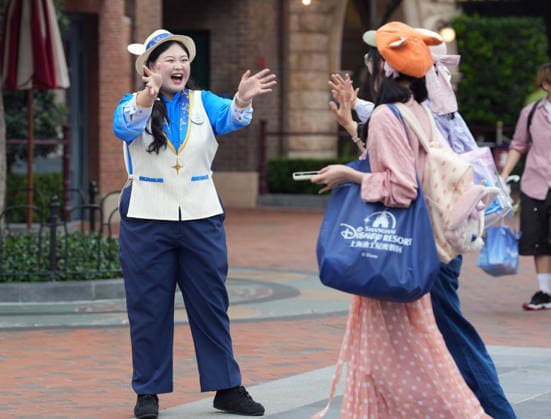 (260616) -- SHANGHAI, June 16, 2026 -- A staff member greets tourists at Shanghai Disneyland in east China s Shanghai, June 16, 2026. As Shanghai Disneyland marks its 10th anniversary on Tuesday, the resort is moving forward with several expansion plans, after having welcomed over 100 million guest visits by the end of October 2025. The Shanghai Disneyland opened here on June 16, 2016. ) (Economy&Life) CHINA-SHANGHAI-DISNEYLAND-10TH ANNIVERSARY (CN) LiuxYing 
