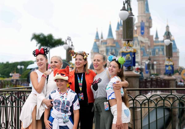 (260616) -- SHANGHAI, June 16, 2026 -- Foreign tourists pose for a group photo at Shanghai Disneyland in east China s Shanghai, June 16, 2026. As Shanghai Disneyland marks its 10th anniversary on Tuesday, the resort is moving forward with several expansion plans, after having welcomed over 100 million guest visits by the end of October 2025. The Shanghai Disneyland opened here on June 16, 2016. ) (Economy&Life) CHINA-SHANGHAI-DISNEYLAND-10TH ANNIVERSARY (CN) LiuxYing 