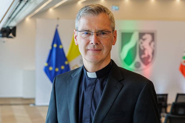 19.06.2026. Düsseldorf. Der neue Bischof von Münster, Dr. Heiner Wilmer SCJ, wird,im Beisein von Ministerpräsident Hendrik Wüst sowie Vertretern der Landesregierung von Niedersachsen in der Staatskanzlei in Düsseldorf auf die freiheitlich-demokratische Grundordnung vereidigt. Düsseldorf Staatskanzlei Nordrhein-Westfalen Deutschland *** June 19, 2026, Düsseldorf