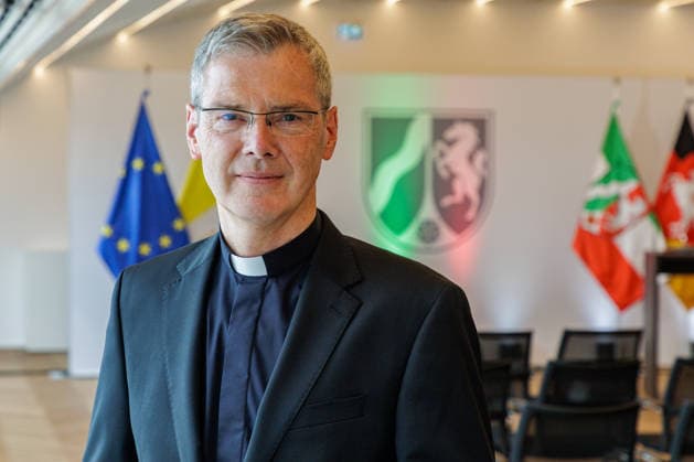 19.06.2026. Düsseldorf. Der neue Bischof von Münster, Dr. Heiner Wilmer SCJ, wird,im Beisein von Ministerpräsident Hendrik Wüst sowie Vertretern der Landesregierung von Niedersachsen in der Staatskanzlei in Düsseldorf auf die freiheitlich-demokratische Grundordnung vereidigt. Düsseldorf Staatskanzlei Nordrhein-Westfalen Deutschland *** June 19, 2026, Düsseldorf