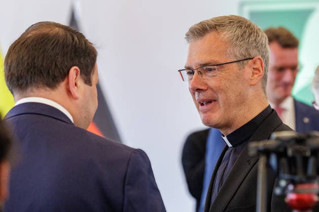 19.06.2026. Düsseldorf. Der neue Bischof von Münster, Dr. Heiner Wilmer SCJ, wird,im Beisein von Ministerpräsident Hendrik Wüst sowie Vertretern der Landesregierung von Niedersachsen in der Staatskanzlei in Düsseldorf auf die freiheitlich-demokratische Grundordnung vereidigt. Düsseldorf Staatskanzlei Nordrhein-Westfalen Deutschland *** June 19, 2026, Düsseldorf