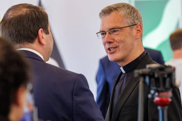 19.06.2026. Düsseldorf. Der neue Bischof von Münster, Dr. Heiner Wilmer SCJ, wird,im Beisein von Ministerpräsident Hendrik Wüst sowie Vertretern der Landesregierung von Niedersachsen in der Staatskanzlei in Düsseldorf auf die freiheitlich-demokratische Grundordnung vereidigt. Düsseldorf Staatskanzlei Nordrhein-Westfalen Deutschland *** June 19, 2026, Düsseldorf