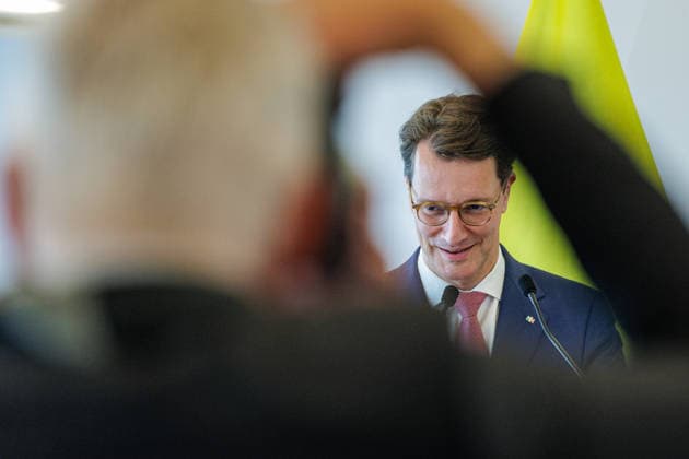 19.06.2026. Düsseldorf. Der neue Bischof von Münster, Dr. Heiner Wilmer SCJ, wird,im Beisein von Ministerpräsident Hendrik Wüst (Hier) sowie Vertretern der Landesregierung von Niedersachsen in der Staatskanzlei in Düsseldorf auf die freiheitlich-demokratische Grundordnung vereidigt. Düsseldorf Staatskanzlei Nordrhein-Westfalen Deutschland *** June 19, 2026, Düsseldorf