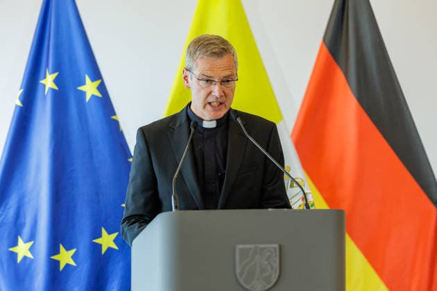 19.06.2026. Düsseldorf. Der neue Bischof von Münster, Dr. Heiner Wilmer SCJ, wird,im Beisein von Ministerpräsident Hendrik Wüst sowie Vertretern der Landesregierung von Niedersachsen in der Staatskanzlei in Düsseldorf auf die freiheitlich-demokratische Grundordnung vereidigt. Düsseldorf Staatskanzlei Nordrhein-Westfalen Deutschland *** June 19, 2026, Düsseldorf
