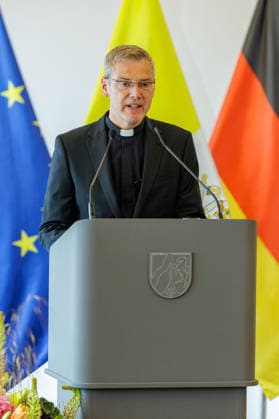 19.06.2026. Düsseldorf. Der neue Bischof von Münster, Dr. Heiner Wilmer SCJ, wird,im Beisein von Ministerpräsident Hendrik Wüst sowie Vertretern der Landesregierung von Niedersachsen in der Staatskanzlei in Düsseldorf auf die freiheitlich-demokratische Grundordnung vereidigt. Düsseldorf Staatskanzlei Nordrhein-Westfalen Deutschland *** June 19, 2026, Düsseldorf