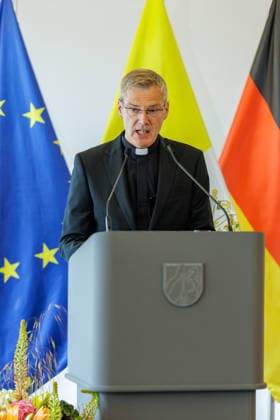 19.06.2026. Düsseldorf. Der neue Bischof von Münster, Dr. Heiner Wilmer SCJ, wird,im Beisein von Ministerpräsident Hendrik Wüst sowie Vertretern der Landesregierung von Niedersachsen in der Staatskanzlei in Düsseldorf auf die freiheitlich-demokratische Grundordnung vereidigt. Düsseldorf Staatskanzlei Nordrhein-Westfalen Deutschland *** June 19, 2026, Düsseldorf