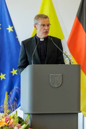 19.06.2026. Düsseldorf. Der neue Bischof von Münster, Dr. Heiner Wilmer SCJ, wird,im Beisein von Ministerpräsident Hendrik Wüst sowie Vertretern der Landesregierung von Niedersachsen in der Staatskanzlei in Düsseldorf auf die freiheitlich-demokratische Grundordnung vereidigt. Düsseldorf Staatskanzlei Nordrhein-Westfalen Deutschland *** June 19, 2026, Düsseldorf
