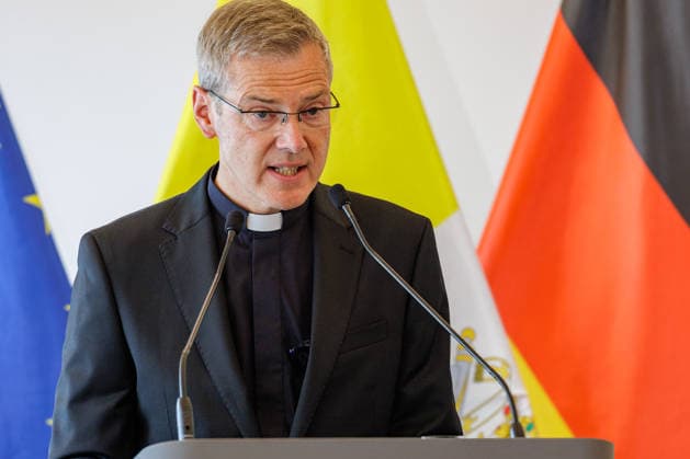 19.06.2026. Düsseldorf. Der neue Bischof von Münster, Dr. Heiner Wilmer SCJ, wird,im Beisein von Ministerpräsident Hendrik Wüst sowie Vertretern der Landesregierung von Niedersachsen in der Staatskanzlei in Düsseldorf auf die freiheitlich-demokratische Grundordnung vereidigt. Düsseldorf Staatskanzlei Nordrhein-Westfalen Deutschland *** June 19, 2026, Düsseldorf