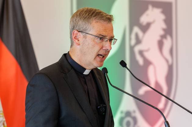 19.06.2026. Düsseldorf. Der neue Bischof von Münster, Dr. Heiner Wilmer SCJ, wird,im Beisein von Ministerpräsident Hendrik Wüst sowie Vertretern der Landesregierung von Niedersachsen in der Staatskanzlei in Düsseldorf auf die freiheitlich-demokratische Grundordnung vereidigt. Düsseldorf Staatskanzlei Nordrhein-Westfalen Deutschland *** June 19, 2026, Düsseldorf