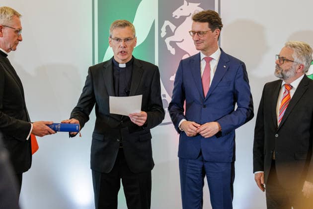 19.06.2026. Düsseldorf. Der neue Bischof von Münster, Dr. Heiner Wilmer SCJ, wird,im Beisein von Ministerpräsident Hendrik Wüst sowie Vertretern der Landesregierung von Niedersachsen in der Staatskanzlei in Düsseldorf auf die freiheitlich-demokratische Grundordnung vereidigt. Düsseldorf Staatskanzlei Nordrhein-Westfalen Deutschland *** June 19, 2026, Düsseldorf