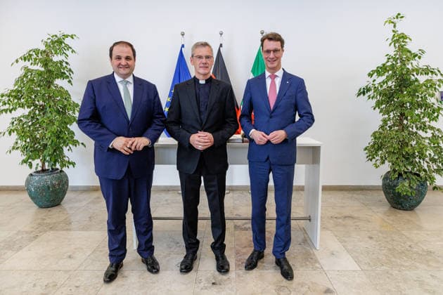 19.06.2026. Düsseldorf. Der neue Bischof von Münster, Dr. Heiner Wilmer SCJ (Mitte), wird im Beisein von Ministerpräsident Hendrik Wüst (rechts), Minister Nathanael Liminski (links) sowie Vertretern der Landesregierung von Niedersachsen in der Staatskanzlei in Düsseldorf auf die freiheitlich-demokratische Grundordnung vereidigt. Düsseldorf Staatskanzlei Nordrhein-Westfalen Deutschland *** June 19, 2026, Düsseldorf
