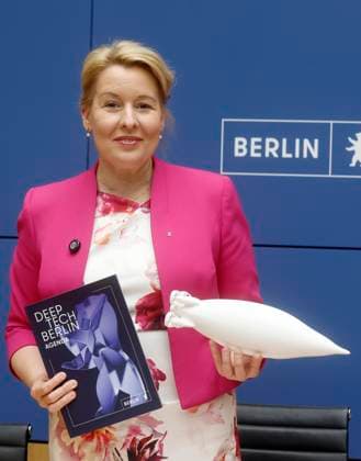 16.06.2026, Franziska Giffey, Wirtschaftssenatorin, mit Modell einer Unterwasserdrohne Quadroin, vom Berliner hersteller Evologics in der Pressekonferenz nach der Sitzung des Berliner Senat, PK im Roten Rathaus in Berlin, Senatspressekonferenz, Berlin Deutschland, Germany *** June 16, 2026, Franziska Giffey, Senator for Economic Affairs, holding a model of the Quadroin underwater drone, manufactured by the Berlin-based company Evologics, at a press conference following the Berlin Senate meeting; press conference at the Rotes Rathaus in Berlin; Senate press conference, Berlin, Germany,detected_source_language