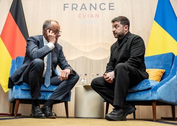 Évian-les-Bains, Frankreich, 16.06.2026: Hotel Royal: G7-Gipfel: Bundeskanzler Friedrich Merz (CDU) und Wolodymyr Selenskyj (Foto: Michael Kappeler, Pool) *** Évian-les-Bains, France, June 16, 2026; Hotel Royal; G7 Summit; German Chancellor Friedrich Merz (CDU) and Volodymyr Zelenskyy; Photo by Michael Kappeler, Pool,detected_source_language Copyright: xMichaelxKappeler,xPool dtsxNachrichtenagenturx dts_123302