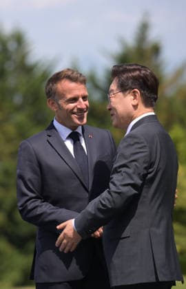 G7 Summit - Macron Welcomes Lee Jae-myung France s President Emmanuel Macron welcomes Lee Jae-myung President of South Korea for the official greeting ahead of a work lunch as part of the G7 summit, in Evian, eastern France, on June 16, 2026. A G7 summit is set to take place June 15 to 17 in the French town of Evian-les-Bains near Switzerland and it will be attended by country leaders as well as the EU s foreign policy chief and ministers from Brazil, Canada, the United Arab Emirates and Turkey. Photo by Ammar Abd Rabbo ABACAPRESS.COM Evian-les-Bains France  Copyright: xAbdxRabboxAmmar ABACAx