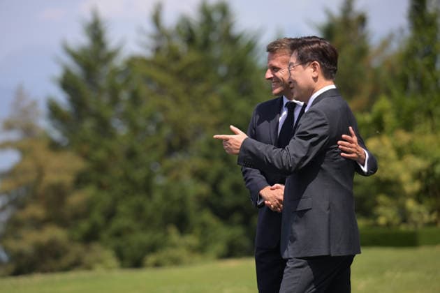 G7 Summit - Macron Welcomes Lee Jae-myung France s President Emmanuel Macron welcomes Lee Jae-myung President of South Korea for the official greeting ahead of a work lunch as part of the G7 summit, in Evian, eastern France, on June 16, 2026. A G7 summit is set to take place June 15 to 17 in the French town of Evian-les-Bains near Switzerland and it will be attended by country leaders as well as the EU s foreign policy chief and ministers from Brazil, Canada, the United Arab Emirates and Turkey. Photo by Ammar Abd Rabbo ABACAPRESS.COM Evian-les-Bains France  Copyright: xAbdxRabboxAmmar ABACAx