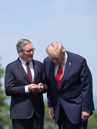 G7 Summit - Family Photograph - Evian Britain s Prime Minister Keir Starmer and US President Donald Trump pose for a family photograph during the G7 summit, in Evian, eastern France, on June 16, 2026. A G7 summit is set to take place June 15 to 17 in the French town of Evian-les-Bains near Switzerland and it will be attended by country leaders as well as the EU s foreign policy chief and ministers from Brazil, Canada, the United Arab Emirates and Turkey. Photo by Ammar Abd Rabbo ABACAPRESS.COM Evian-les-Bains France  Copyright: xAbdxRabboxAmmar ABACAx