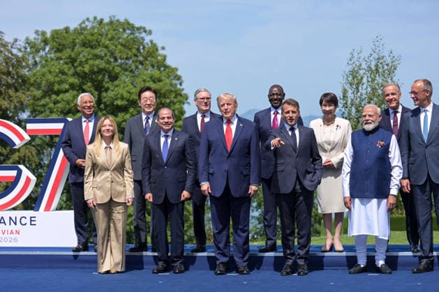 G7 Summit - Family Photograph - Evian (From L) European Council President Antonio Costa, Italy s Prime Minister Giorgia Meloni, South Korea s President Lee Jae-myung, Egypt s President Abdel Fattah El-Sisi, Britain s Prime Minister Keir Starmer, US President Donald Trump, Kenya s President William Ruto, France s President Emmanuel Macron, Japan s Prime Minister Sanae Takaichi, India s Prime Minister Narendra Modi, Canada s Prime Minister Mark Carney, Germany s Chancellor Friedrich Merz pose for a family photograph during the G7 summit, in Evian, eastern France, on June 16, 2026. A G7 summit is set to take place June 15 to 17 in the French town of Evian-les-Bains near Switzerland and it will be attended by country leaders as well as the EU s  Copyright: xAbdxRabboxAmmar ABACAx