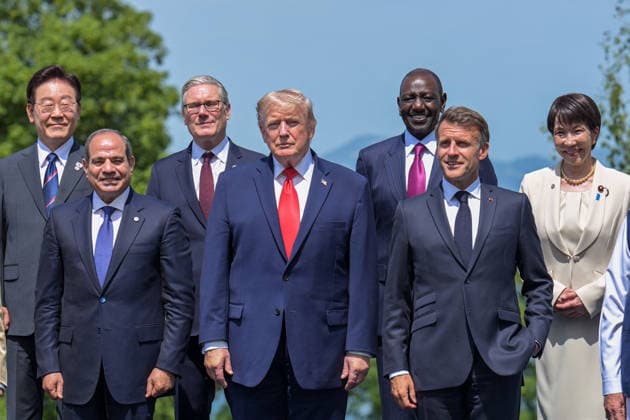 G7 Summit - Family Photograph - Evian (From L) South Korea s President Lee Jae-myung, Egypt s President Abdel Fattah El-Sisi, Britain s Prime Minister Keir Starmer, US President Donald Trump, Kenya s President William Ruto, France s President Emmanuel Macron, Japan s Prime Minister Sanae Takaichi pose for a family photograph during the G7 summit, in Evian, eastern France, on June 16, 2026. A G7 summit is set to take place June 15 to 17 in the French town of Evian-les-Bains near Switzerland and it will be attended by country leaders as well as the EU s foreign policy chief and ministers from Brazil, Canada, the United Arab Emirates and Turkey. Photo by Ammar Abd Rabbo ABACAPRESS.COM Evian-les-Bains France  Copyright: xAbdxRabboxAmmar ABACAx