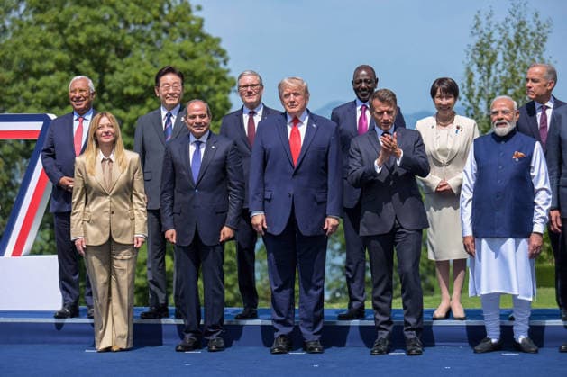 G7 Summit - Family Photograph - Evian (From L) European Council President Antonio Costa, Italy s Prime Minister Giorgia Meloni, South Korea s President Lee Jae-myung, Egypt s President Abdel Fattah El-Sisi, Britain s Prime Minister Keir Starmer, US President Donald Trump, Kenya s President William Ruto, France s President Emmanuel Macron, Japan s Prime Minister Sanae Takaichi, India s Prime Minister Narendra Modi, Canada s Prime Minister Mark Carney, Germany s Chancellor Friedrich Merz pose for a family photograph during the G7 summit, in Evian, eastern France, on June 16, 2026. A G7 summit is set to take place June 15 to 17 in the French town of Evian-les-Bains near Switzerland and it will be attended by country leaders as well as the EU s  Copyright: xAbdxRabboxAmmar ABACAx