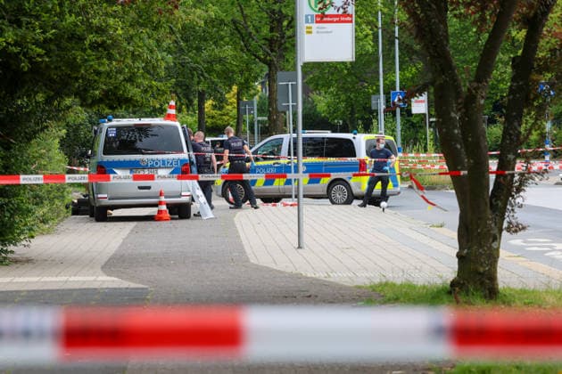 Polizei schoss Messer-Mann vor Kindergarten in Erkrath nieder Gegen 9:55 Uhr alarmierte eine aufmerksame Zeugin die Polizei, nachdem sie an der Sandheider Straße in Erkrath einen Mann mit einem Messer in Höhe von zwei Kindertagesstätten beobachtet hatte. Schnell eingetroffene Polizistinnen und Polizisten trafen auf einen 59 Jahre alten Ukrainer, der die Einsatzkräfte mit seinem mitgeführten Messer bedrohte. Bei einer anschließenden Schussabgabe wurde der 59-Jährige schwer verletzt. Alarmierte Rettungskräfte versorgten den Mann erstmedizinisch und brachten ihn zur stationären Behandlung in ein Krankenhaus. Es wurden keine Dritten oder Einsatzkräfte verletzt. Nach aktuellen Erkenntnissen besteht kein Bezug zu den zwei Kindertages