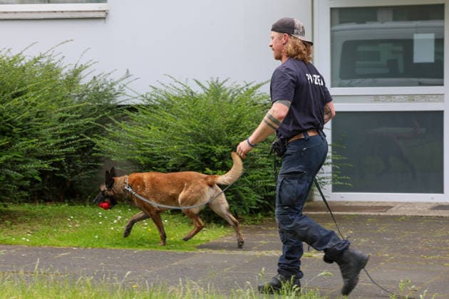 Polizei schoss Messer-Mann vor Kindergarten in Erkrath nieder Gegen 9:55 Uhr alarmierte eine aufmerksame Zeugin die Polizei, nachdem sie an der Sandheider Straße in Erkrath einen Mann mit einem Messer in Höhe von zwei Kindertagesstätten beobachtet hatte. Schnell eingetroffene Polizistinnen und Polizisten trafen auf einen 59 Jahre alten Ukrainer, der die Einsatzkräfte mit seinem mitgeführten Messer bedrohte. Bei einer anschließenden Schussabgabe wurde der 59-Jährige schwer verletzt. Alarmierte Rettungskräfte versorgten den Mann erstmedizinisch und brachten ihn zur stationären Behandlung in ein Krankenhaus. Es wurden keine Dritten oder Einsatzkräfte verletzt. Nach aktuellen Erkenntnissen besteht kein Bezug zu den zwei Kindertages
