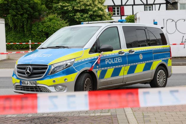 Polizei schoss Messer-Mann vor Kindergarten in Erkrath nieder Gegen 9:55 Uhr alarmierte eine aufmerksame Zeugin die Polizei, nachdem sie an der Sandheider Straße in Erkrath einen Mann mit einem Messer in Höhe von zwei Kindertagesstätten beobachtet hatte. Schnell eingetroffene Polizistinnen und Polizisten trafen auf einen 59 Jahre alten Ukrainer, der die Einsatzkräfte mit seinem mitgeführten Messer bedrohte. Bei einer anschließenden Schussabgabe wurde der 59-Jährige schwer verletzt. Alarmierte Rettungskräfte versorgten den Mann erstmedizinisch und brachten ihn zur stationären Behandlung in ein Krankenhaus. Es wurden keine Dritten oder Einsatzkräfte verletzt. Nach aktuellen Erkenntnissen besteht kein Bezug zu den zwei Kindertages
