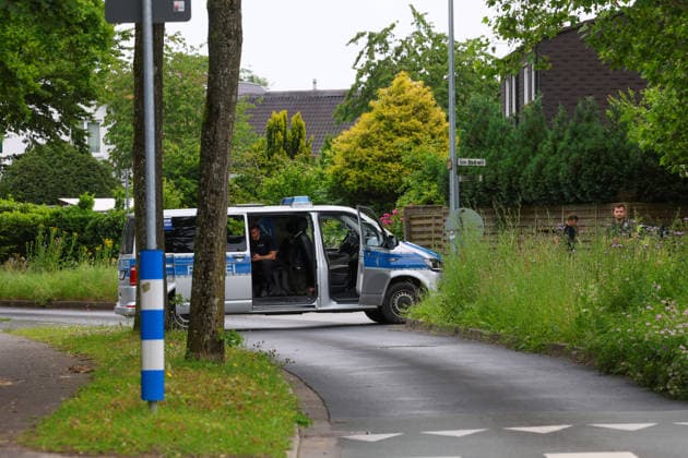 Polizei schoss Messer-Mann vor Kindergarten in Erkrath nieder Gegen 9:55 Uhr alarmierte eine aufmerksame Zeugin die Polizei, nachdem sie an der Sandheider Straße in Erkrath einen Mann mit einem Messer in Höhe von zwei Kindertagesstätten beobachtet hatte. Schnell eingetroffene Polizistinnen und Polizisten trafen auf einen 59 Jahre alten Ukrainer, der die Einsatzkräfte mit seinem mitgeführten Messer bedrohte. Bei einer anschließenden Schussabgabe wurde der 59-Jährige schwer verletzt. Alarmierte Rettungskräfte versorgten den Mann erstmedizinisch und brachten ihn zur stationären Behandlung in ein Krankenhaus. Es wurden keine Dritten oder Einsatzkräfte verletzt. Nach aktuellen Erkenntnissen besteht kein Bezug zu den zwei Kindertages