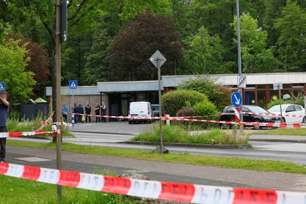 Polizei schoss Messer-Mann vor Kindergarten in Erkrath nieder Gegen 9:55 Uhr alarmierte eine aufmerksame Zeugin die Polizei, nachdem sie an der Sandheider Straße in Erkrath einen Mann mit einem Messer in Höhe von zwei Kindertagesstätten beobachtet hatte. Schnell eingetroffene Polizistinnen und Polizisten trafen auf einen 59 Jahre alten Ukrainer, der die Einsatzkräfte mit seinem mitgeführten Messer bedrohte. Bei einer anschließenden Schussabgabe wurde der 59-Jährige schwer verletzt. Alarmierte Rettungskräfte versorgten den Mann erstmedizinisch und brachten ihn zur stationären Behandlung in ein Krankenhaus. Es wurden keine Dritten oder Einsatzkräfte verletzt. Nach aktuellen Erkenntnissen besteht kein Bezug zu den zwei Kindertages