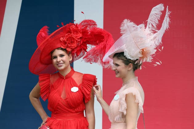16.06.2026, Ascot, Windsor, GBR - Fashion, women with hats at the racecourse. Ascot racecourse. (Zuschauer, Besucher, Publikum, Frauen, Huete, Kopfbedeckungen, Fashion, Eleganz, elegant, Mode, modisch, feminin) 260616D500ROYAL_ASCOT.JPG *** June 16, 2026, Ascot, Windsor, GBR Fashion, women wearing hats at the racecourse Ascot racecourse spectators, visitors, audience, women, hats, headwear, fashion, elegance, elegant, stylish, feminine 260616D500ROYAL ASCOT JPG,detected_source_language