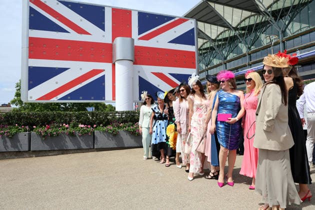 16.06.2026, Ascot, Windsor, GBR - Fashion, women with hats at the racecourse. Ascot racecourse. (Zuschauer, Besucher, Publikum, Frauen, Huete, Kopfbedeckungen, Fashion, Eleganz, elegant, Mode, modisch, feminin, Nationalfahne, Nationalflagge, Nationalfarben, Nationalstolz, Union Jack) 260616D502ROYAL_ASCOT.JPG *** June 16, 2026, Ascot, Windsor, GBR Fashion, women wearing hats at the racecourse; Ascot racecourse spectators, visitors, audience, women, hats, headwear, fashion, elegance, elegant, fashion, fashionable, feminine, national flag, national colors, national pride, Union Jack 260616D502ROYAL ASCOT JPG,detected_source_language