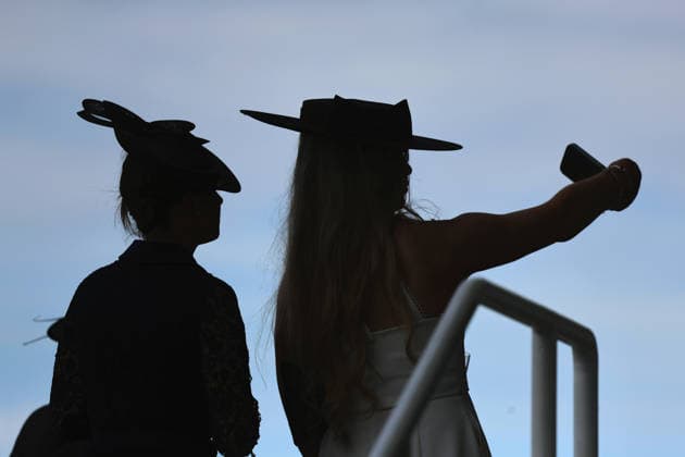 16.06.2026, Ascot, Windsor, GBR - Fashion, women with hats at the racecourse silhouetted against the sky. Ascot racecourse. (Zuschauer, Besucher, Publikum, Frauen, Huete, Kopfbedeckungen, Fashion, Eleganz, elegant, Mode, modisch, feminin, Rueckansicht, Silhouette, Schattenriss, Umriss, Gegenlicht, Gegenlichtaufnahme) 260616D503ROYAL_ASCOT.JPG *** June 16, 2026, Ascot, Windsor, GBR Fashion, women wearing hats at the racetrack silhouetted against the sky Ascot racetrack spectators, visitors, audience, women, hats, headwear, fashion, elegance, elegant, fashion, fashionable, feminine, rear view, silhouette, outline, backlit, backlit shot 260616D503ROYAL ASCOT JPG,detected_source_language