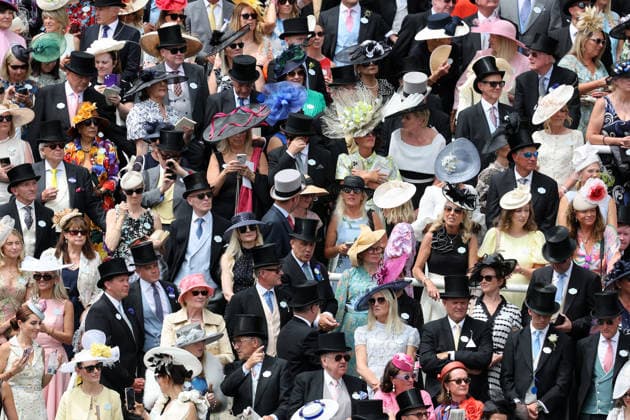 16.06.2026, Ascot, Windsor, GBR - Audience at the racecourse. Ascot racecourse. (Zuschauer, Besucher, Publikum, Zuschauermenge, Menschenmenge, Huete, Kopfbedeckungen, Fashion, Eleganz, elegant, Mode, modisch, Draufsicht, Vogelperspektive) 260616D506ROYAL_ASCOT.JPG *** June 16, 2026, Ascot, Windsor, GBR Audience at the racecourse Ascot racecourse Spectators, visitors, audience, crowd, people, hats, headwear, fashion, elegance, elegant, fashion, fashionable, top view, birds-eye view 260616D506ROYAL ASCOT JPG,detected_source_language
