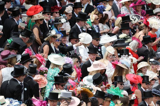 16.06.2026, Ascot, Windsor, GBR - Audience at the racecourse. Ascot racecourse. (Zuschauer, Besucher, Publikum, Zuschauermenge, Menschenmenge, Huete, Kopfbedeckungen, Fashion, Eleganz, elegant, Mode, modisch, Draufsicht, Vogelperspektive) 260616D507ROYAL_ASCOT.JPG *** June 16, 2026, Ascot, Windsor, GBR Audience at the racecourse Ascot racecourse Spectators, visitors, audience, crowd, people, hats, headwear, fashion, elegance, elegant, fashion, fashionable, top view, birds-eye view 260616D507ROYAL ASCOT JPG,detected_source_language
