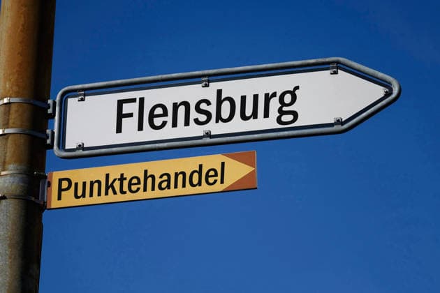 zwei Wegweiser mit Flensburg und Punktehandel Fotomontage: zwei Wegweiser mit Flensburg und Punktehandel, 16.06.2026, In zwei Wegweisern befinden sich die Schriftzüge Flensburg und Punktehandel.