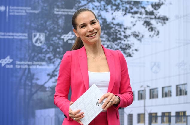 Kristina STERZ, Moderatorin, WDR, OWL Aktuell, Portraet, Porträt, Portrait, Angeschnittenes Einzelbild, Einzelmotiv, Spatenstich fuer den GOVSATCOM-Hub beim Deutschen Zentrum fuer Luft- und Raumfahrt DLR in Koeln, 16.06.2026. *** Kristina STERZ, Anchor, WDR, OWL Aktuell, Portrait, Single-frame shot, Groundbreaking ceremony for the GOVSATCOM Hub at the German Aerospace Center (DLR) in Cologne, June 16, 2026,detected_source_language