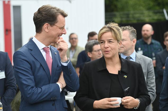 v.l. Hendrik WUEST, Wüst, CDU, Ministerpraesident des Landes Nordrhein-Westfalen, Mona NEUBAUR, Buendnis 90 die Gruenen, Ministerin fuer Wirtschaft, Industrie, Klimaschutz und Energie, stellv. Ministerpraesidentin des Landes Nordrhein-Westfalen, , Spatenstich fuer den GOVSATCOM-Hub beim Deutschen Zentrum fuer Luft- und Raumfahrt DLR in Koeln, 16.06.2026. *** From left