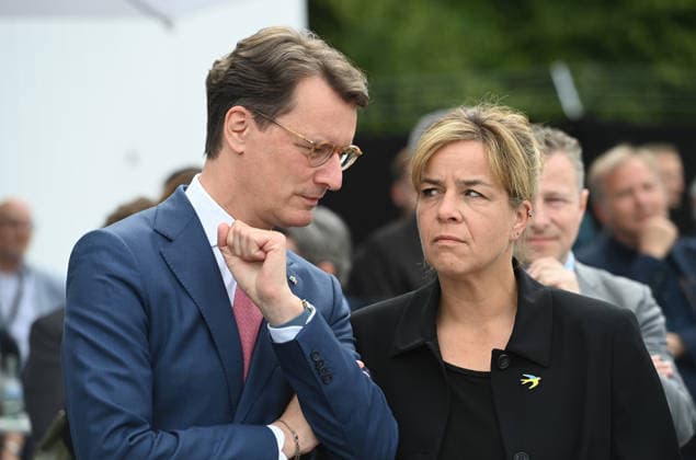 v.l. Hendrik WUEST, Wüst, CDU, Ministerpraesident des Landes Nordrhein-Westfalen, Mona NEUBAUR, Buendnis 90 die Gruenen, Ministerin fuer Wirtschaft, Industrie, Klimaschutz und Energie, stellv. Ministerpraesidentin des Landes Nordrhein-Westfalen, , Spatenstich fuer den GOVSATCOM-Hub beim Deutschen Zentrum fuer Luft- und Raumfahrt DLR in Koeln, 16.06.2026. *** From left
