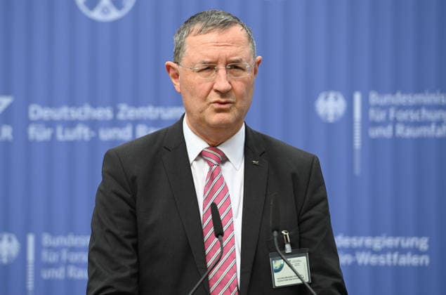 Stephane BEEMELMANS, stllv. Vorstandsvorsitzender DLR, bei seiner Rede, Spatenstich fuer den GOVSATCOM-Hub beim Deutschen Zentrum fuer Luft- und Raumfahrt DLR in Koeln, 16.06.2026. *** Stephane BEEMELMANS, Deputy Chairman of the DLR Executive Board, during his speech at the groundbreaking ceremony for the GOVSATCOM Hub at the German Aerospace Center (DLR) in Cologne, June 16, 2026,detected_source_language