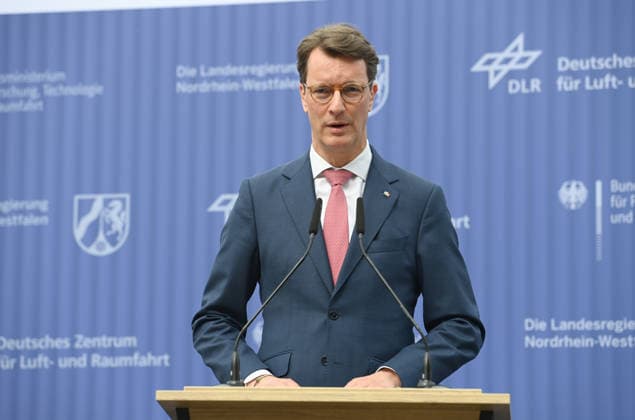 Hendrik WUEST, Wüst, CDU, Ministerpraesident des Landes Nordrhein-Westfalen, bei seiner Rede, Spatenstich fuer den GOVSATCOM-Hub beim Deutschen Zentrum fuer Luft- und Raumfahrt DLR in Koeln, 16.06.2026. *** Hendrik WUEST, Wüst, CDU, Minister-President of North Rhine-Westphalia, during his speech at the groundbreaking ceremony for the GOVSATCOM Hub at the German Aerospace Center (DLR) in Cologne, June 16, 2026,detected_source_language
