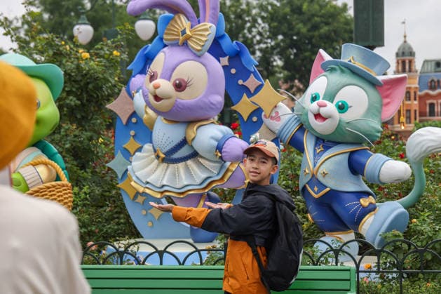 SHANGHAI, CHINA - JUNE 16: Tourists pose for photos with a sculpture themed for the 10th anniversary on June 16, 2026 in Shanghai, China. Shanghai Disney Resort has received over 100 million visits since its opening.  Copyright: xVCGx 111648625133